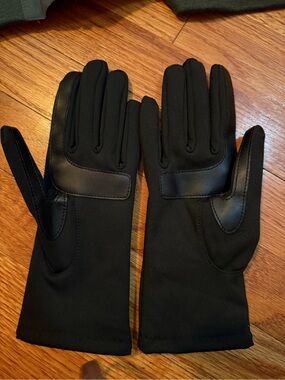 Isotoner Women's Classics Stretch Lined Gloves Black Winter Gloves